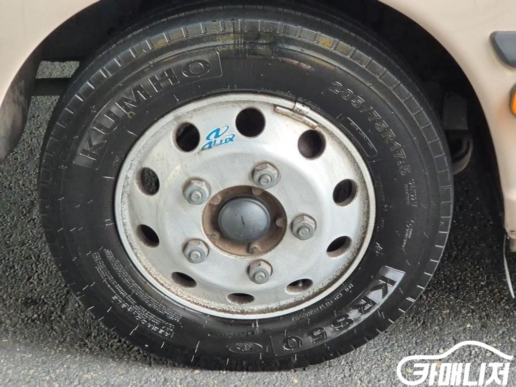 Medium & Heavy Bus Small Hyundai Bus County Limousine thumbnail 10