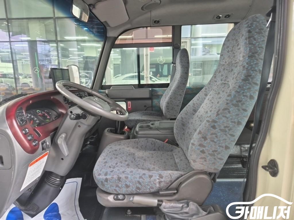 Medium & Heavy Bus Small Hyundai Bus County Limousine thumbnail 14