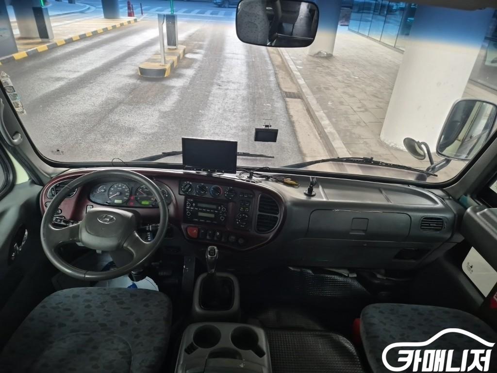 Medium & Heavy Bus Small Hyundai Bus County Limousine thumbnail 5