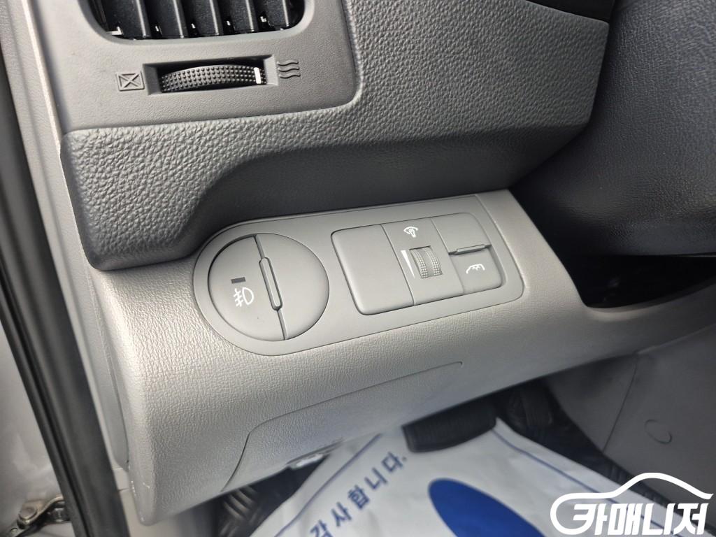 Hyundai Starex Grand Starex 12-Seater Wagon thumbnail 15