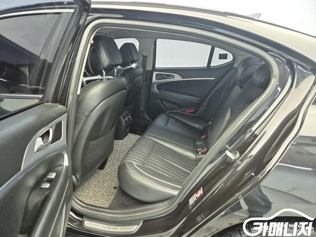 Genesis G70 2.0T AWD thumbnail 12