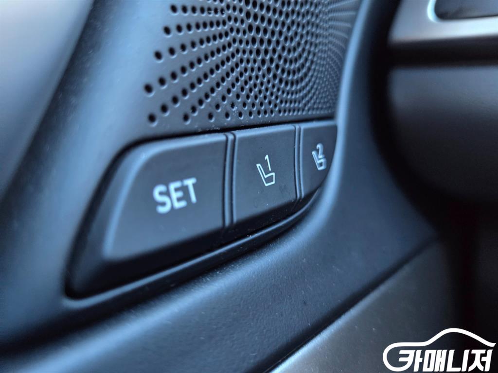 Genesis G70 The New G70 Gasoline 2.0T 2WD thumbnail 17