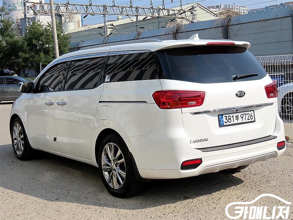 Kia Carnival The New Carnival Diesel 9-Seater Prestige thumbnail 3