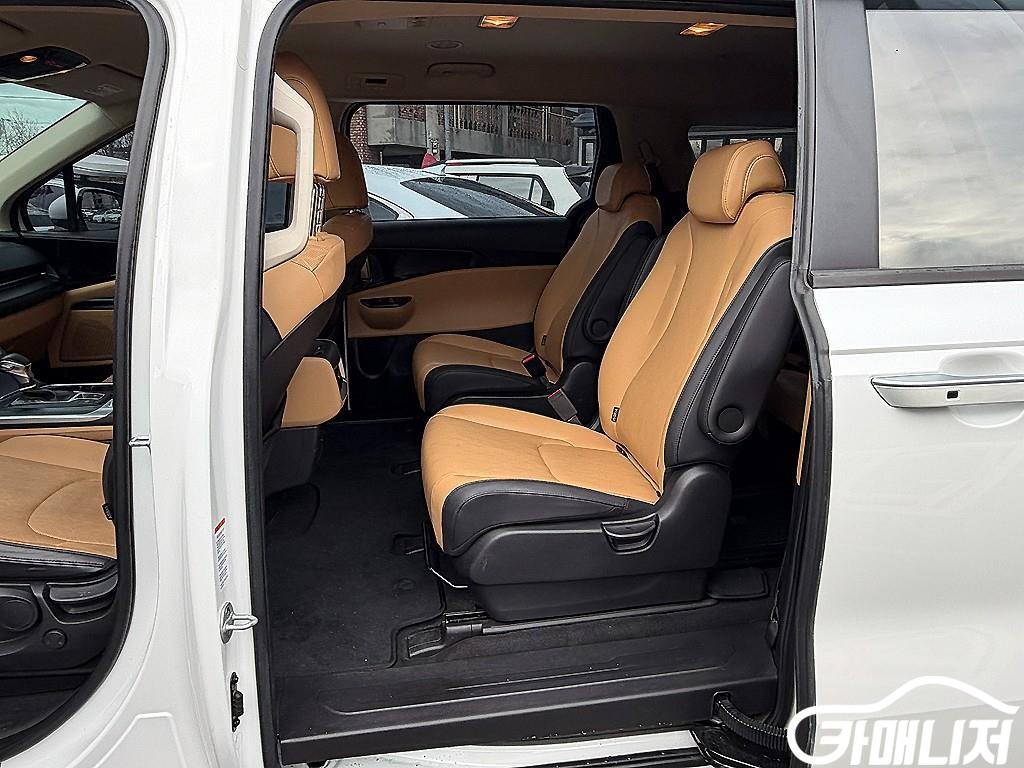 Kia Carnival Carnival 4th Gen Diesel 9-Seater Prestige thumbnail 7